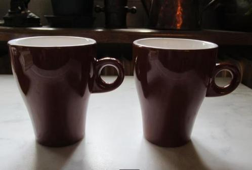 Twee mokkabruine bekers met oor, Huis en Inrichting, Keuken | Servies, Zo goed als nieuw, Kop(pen) en/of Schotel(s), Porselein