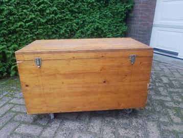 Houten kist op zwenkwielen - toneelkist - transportkist beschikbaar voor biedingen