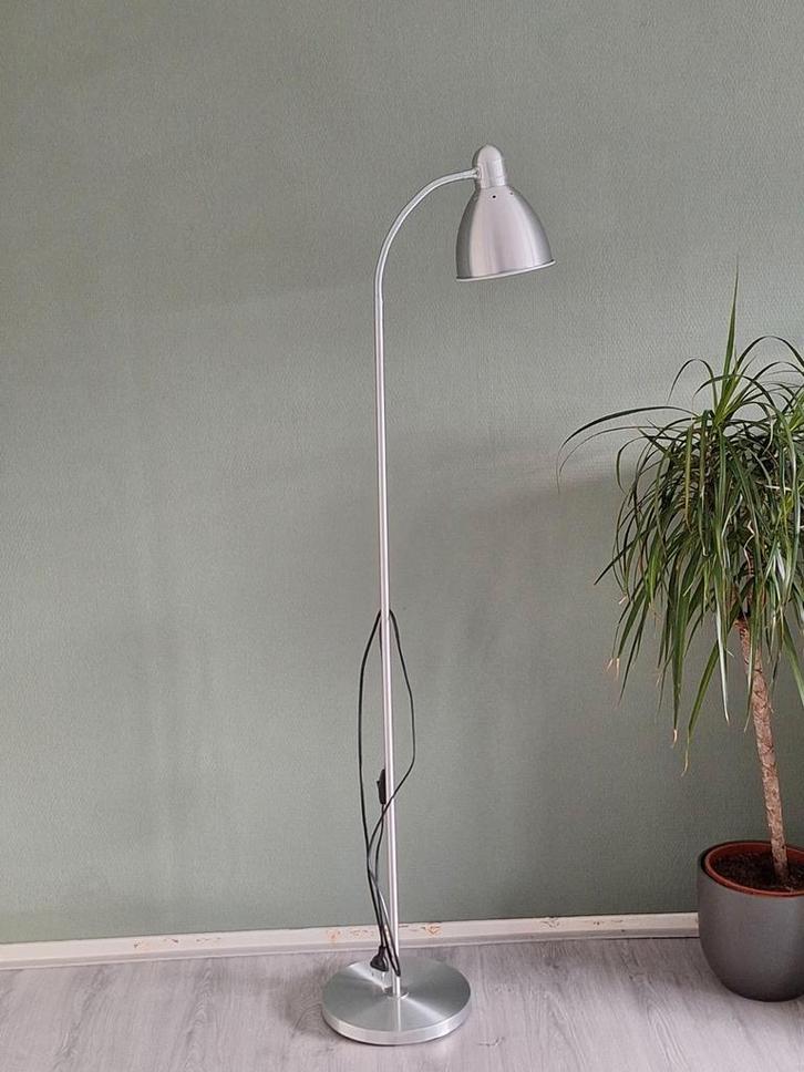 IKEA vloerlamp, Huis en Inrichting, Lampen | Vloerlampen, Zo goed als nieuw, 150 tot 200 cm, Metaal, Overige materialen, Ophalen