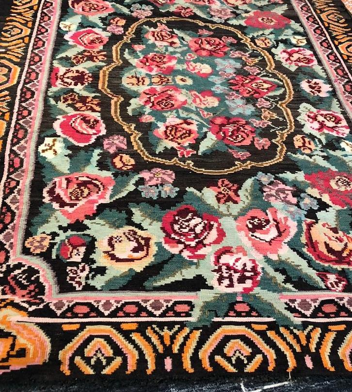 Rozen kelim Moldavisch vloerkleed in perfecte staat, Huis en Inrichting, Stoffering | Tapijten en Kleden, Zo goed als nieuw, 200 cm of meer