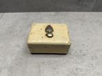 Wit doosje KMAR - Marechaussee - N3551, Ophalen of Verzenden, Marechaussee, Nederland, Embleem of Badge