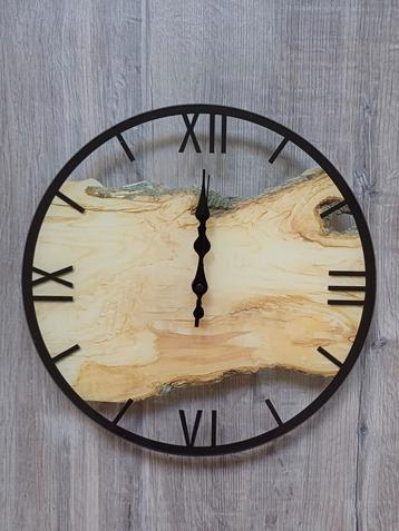 Nieuwe transparante klok met houten achtergrond beschikbaar voor biedingen