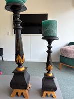 Twee grote houten kandelaars, Ophalen