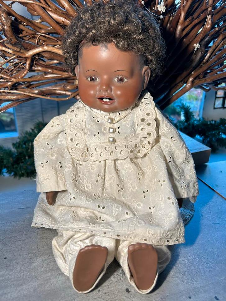 Brocante Zwarte Pop met krullen 39 cm, stenen gezichtje, Verzamelen, Poppen, Zo goed als nieuw, Pop, Ophalen of Verzenden