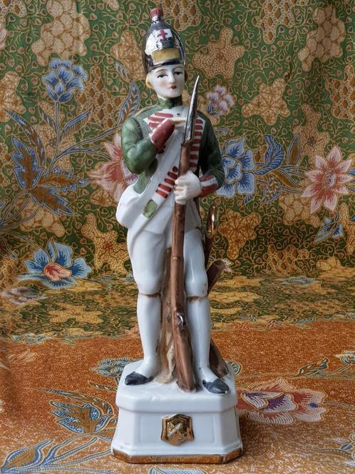 Mooi oud Engels beeldje van een historische soldaat 23,8 cm., Antiek en Kunst, Antiek | Porselein, Ophalen of Verzenden