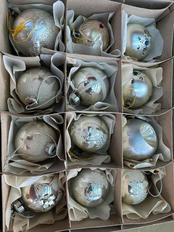 Doosje mer 12 besuikerde oude kerstballen.  beschikbaar voor biedingen