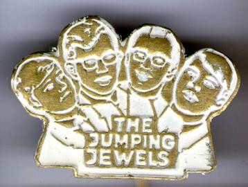 The Jumping Jewels oranje op koper speldjes ( R_186 ) beschikbaar voor biedingen