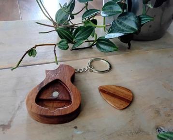 Houten gitaarvormig opbergbox voor/met plectrum aan sleutel  beschikbaar voor biedingen