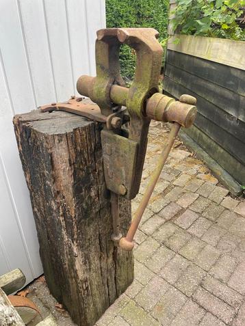 Antieke Bankschroef op Houten Blok - Decoratief Gereedschap beschikbaar voor biedingen