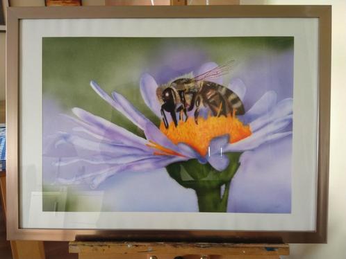 Bij op een bloem. (Eigen werk) Ingelijst airbrush schilderij, Huis en Inrichting, Woonaccessoires | Schilderijen, Tekeningen en Foto's