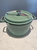 Staub La Cocotte 24 cm kleur Salie NIEUW!, Huis en Inrichting, Keuken | Potten en Pannen, Keramische plaat, Nieuw, Koekenpan of Braadpan