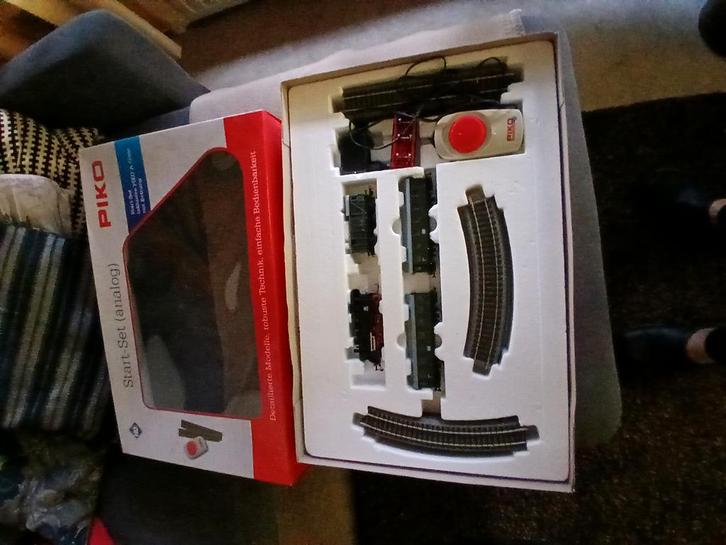 Complete perfecte Piko treinset met gratis rijtuig!, Hobby en Vrije tijd, Modeltreinen | H0, Zo goed als nieuw, Treinset, Gelijkstroom