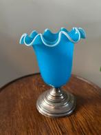 Opaal hemelsblauwe vaas op verzilverde voet, Antiek en Kunst, Ophalen of Verzenden