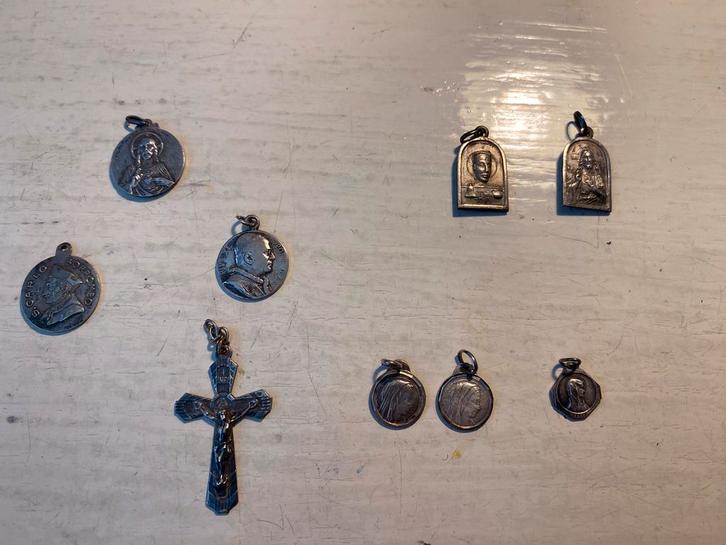 Kruisje en medailles, Verzamelen, Religie, Zo goed als nieuw, Ophalen of Verzenden