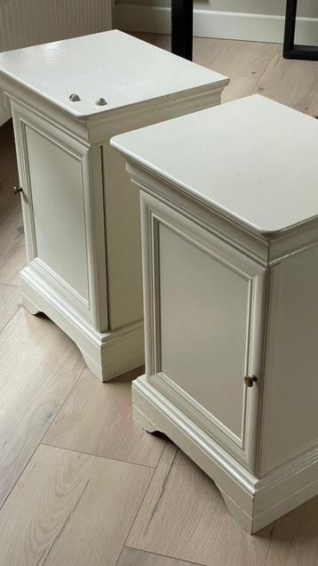 Set van 2 klassieke witte nachtkastjes beschikbaar voor biedingen