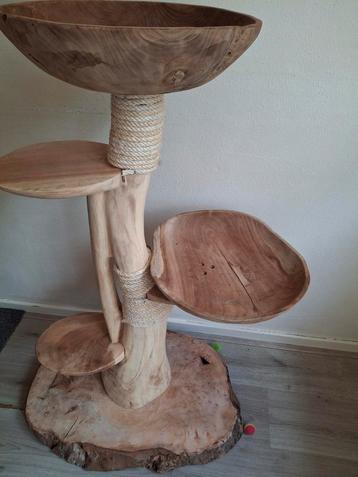 Houten krabpaal met 2 schalen en sisal touw  beschikbaar voor biedingen