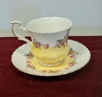 Elizabethan Fine Bone China Kop en Schotel beschikbaar voor biedingen