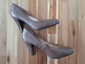 Bruine pumps beschikbaar voor biedingen