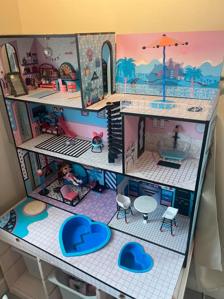 LOL Surprise Poppenhuis met Meubels & Pop, Kinderen en Baby's, Speelgoed | Poppenhuizen, Gebruikt, Poppenhuis, Ophalen