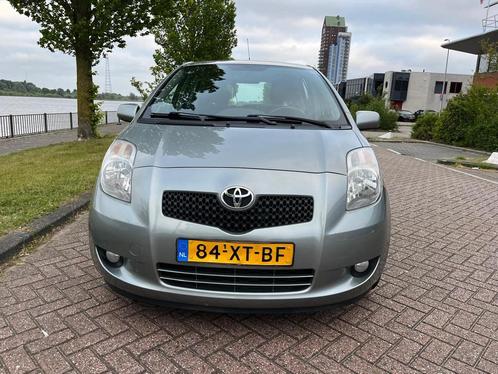 Toyota Yaris 1.3 16V Vvt-i 5DR Grijs Airco Trekhaak, Auto's, Toyota, Particulier, Yaris, Benzine, C, Hatchback, Handgeschakeld