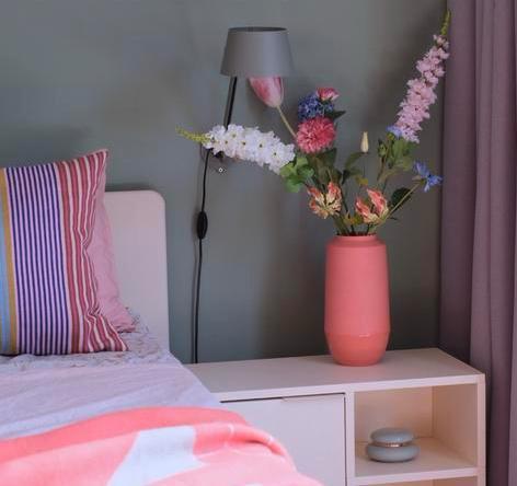 Form keramiek Hella Duijs vaas Suzan koraal, Huis en Inrichting, Woonaccessoires | Vazen, Zo goed als nieuw, Overige kleuren, Minder dan 50 cm