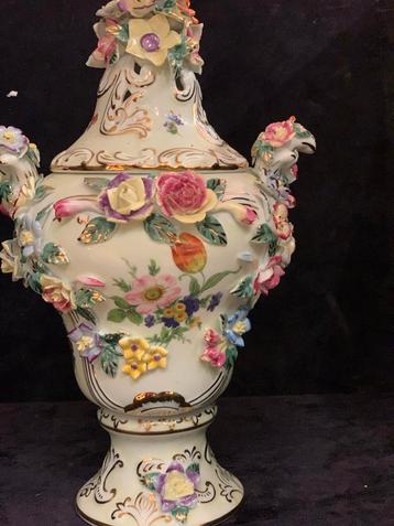 Antieke Porseleinen Vaas met Bloemen beschikbaar voor biedingen