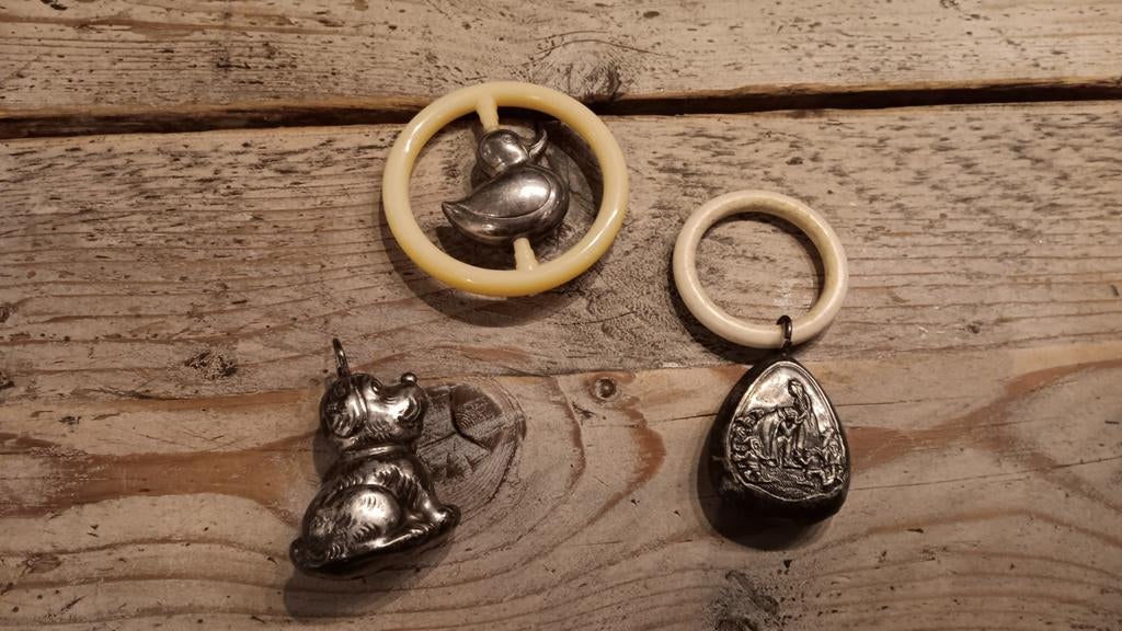 Verzilverde authentieke rammelaar, bedel  en bijtring, Antiek en Kunst, Ophalen of Verzenden