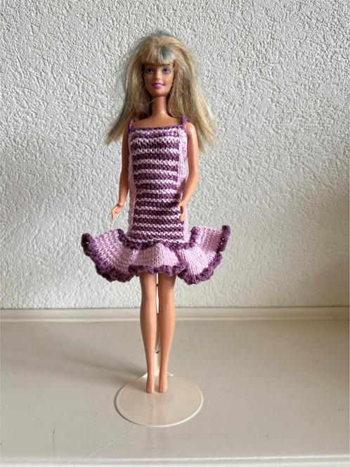 932 Gebreid Barbiejurkje, Kinderen en Baby's, Speelgoed | Poppen, Nieuw, Barbie, Ophalen of Verzenden