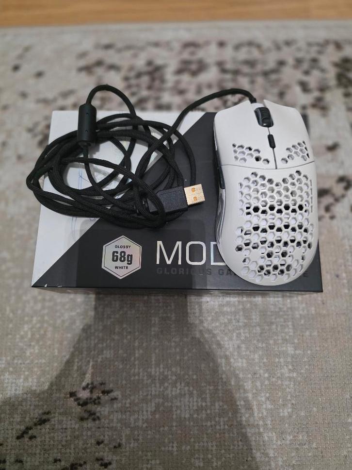 ️ Glorious Model O – Glossy White (Wired, 68g), Computers en Software, Muizen, Zo goed als nieuw, Muis, Rechtshandig, Bedraad