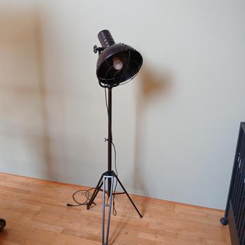 Industriële Vloerlamp met Statief beschikbaar voor biedingen