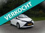 Toyota Aygo 1.0 VVT-i x-play . 5 Drs AUTOMAAT . Airco . Acht, Stof, Gebruikt, 4 stoelen, Wit