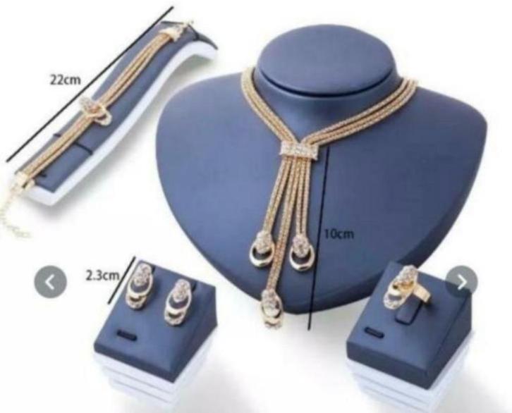 NIEUW Prachtig 4-delig GOUDKLEURIG sieraden set, Sieraden, Tassen en Uiterlijk, Kettingen, Nieuw, Overige materialen, Goud, Verstelbaar