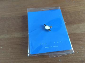 Pin. planeet met vlaggetje. Nieuw. beschikbaar voor biedingen
