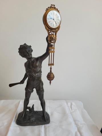 Bronzen beeld Franz Iffland met klok beschikbaar voor biedingen