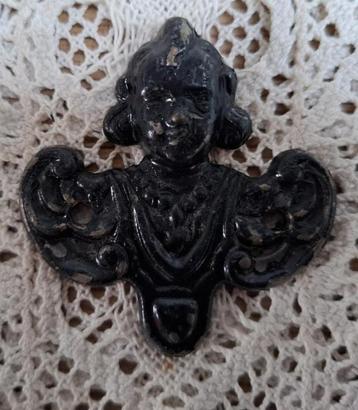 Klein Frans brocante metalen engel ornamentje beschikbaar voor biedingen