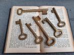 5 zeer zeldzame antieke bronzen sleutels begin 1900, Ophalen of Verzenden, Brons