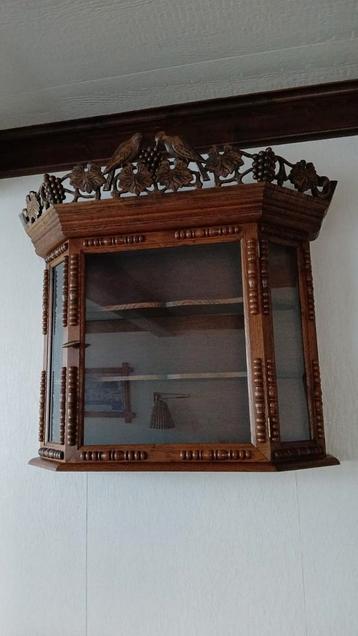Mooie Houten Glazenkast beschikbaar voor biedingen