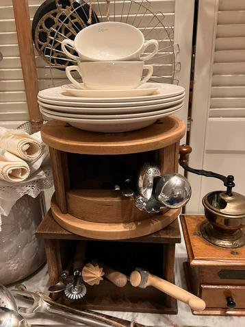 Antieke stoofjes - voetenbankjes + koffiemolen voor kruiden beschikbaar voor biedingen