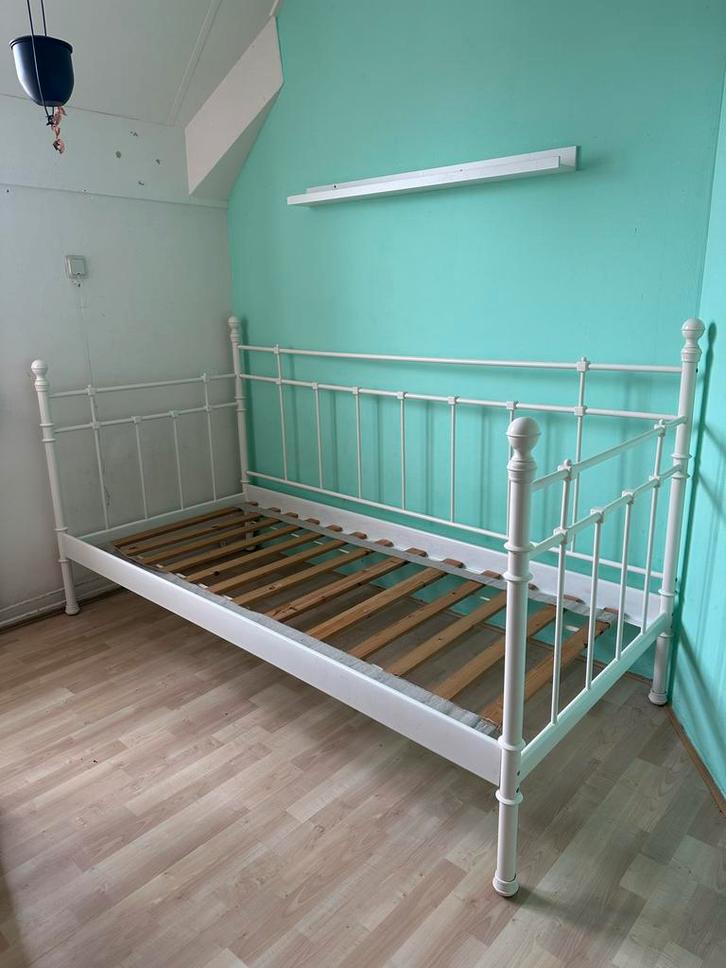 Ikea Tromsnes metalen bed, Huis en Inrichting, Slaapkamer | Bedden, Gebruikt, Eenpersoons, 90 cm, 200 cm, Metaal, Wit, Ophalen