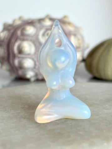 Opaliet figuurtje beschikbaar voor biedingen