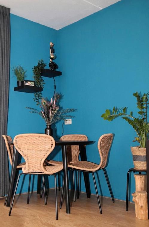 Zwarte eettafel rond met vier rotan stoelen eikenfineer, Huis en Inrichting, Tafels | Eettafels, Zo goed als nieuw, 100 tot 150 cm