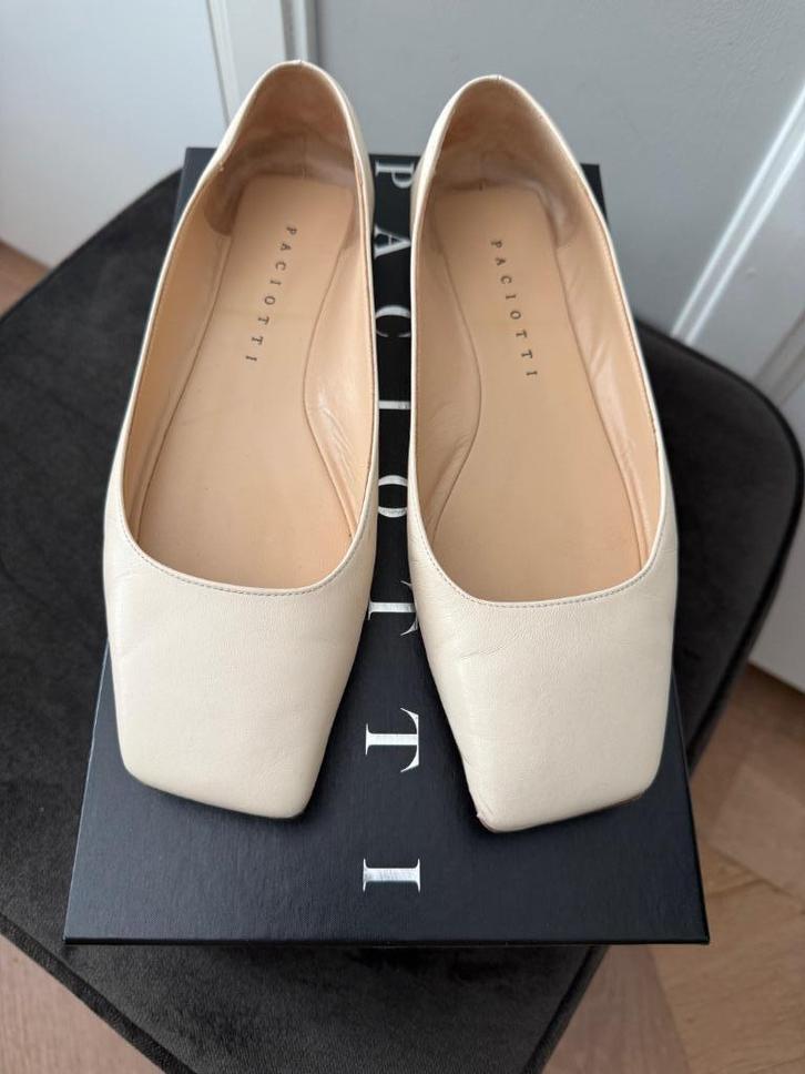 paciotti square toe ecru leather ballerina flats | 38, Kleding | Dames, Schoenen, Zo goed als nieuw, Ballerina's, Beige, Verzenden