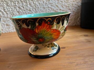 Set van vier kastkommen met bloemen van Bequet beschikbaar voor biedingen
