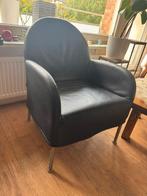 2 leren stoelen zwart moderne look, Huis en Inrichting, Ophalen of Verzenden, Zo goed als nieuw, 50 tot 75 cm, Leer