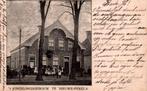 '"t Jongelingsgebouw te Nieuwe Pekela met volk, Verzamelen, Ansichtkaarten | Nederland, Verzenden, Voor 1920, Gelopen, Groningen