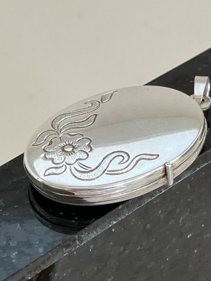 Zilveren medaillon, Sieraden, Tassen en Uiterlijk, Kettinghangers, Zo goed als nieuw, Zilver, Ophalen of Verzenden