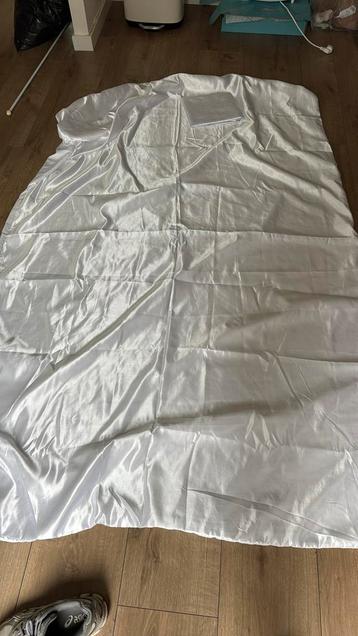 Wit satijn dekebd overtek beschikbaar voor biedingen