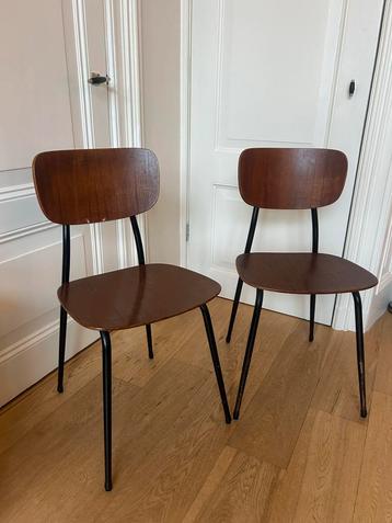 Vintage (school)stoelen van gefineerd hout en stalen poten beschikbaar voor biedingen