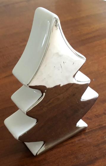 Zilverkleurig kerstboompje van gips beschikbaar voor biedingen