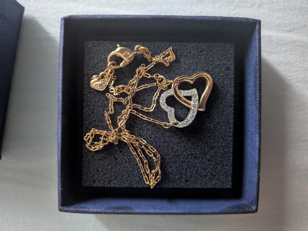 Swarovski gouden ketting dubbele heart met love gravure, Ophalen of Verzenden, Nieuw, Overige materialen